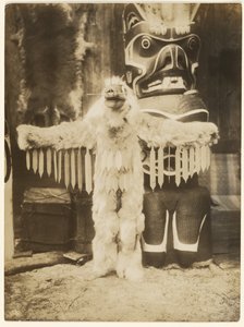 [A vespa com o seu zumbido afugenta-os a todos]. de Edward S. Curtis