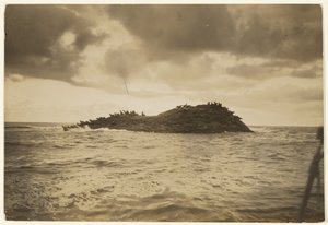 [A ilhotas rochosas, batidas pelo surf, a minha canoa levou-me] de Edward S. Curtis