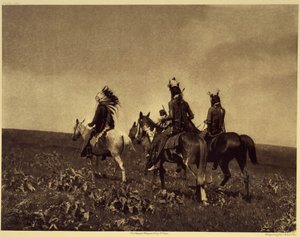 Uma incursão bem sucedida para cavalos. Os Apsaroke eram uma das tribos mais estrangeiras a temer e as suas histórias de pilhagem, mais ou menos importantes, já não são contadas. Foto tirada do volume 4 da enciclopédia publicada por Edward S. Curtis (1868- de Edward Sheriff Curtis