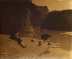 No Poço Velho de Acoma, c.1904 (orotone) de Edward Sheriff Curtis