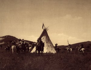 Campo Sioux. Era costume os guerreiros cavalgarem em círculo à volta do tepee do seu líder, antes de fazerem uma rusga inimiga. Foto tirada do volume 3 da enciclopédia de Edward S. Curtis (1868-1952) sobre os índios norte-americanos, com um prefácio de The de Edward Sheriff Curtis