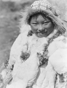 Criança esquimó identificada como Uyowutcha, provavelmente da Ilha Nunivak, Alasca, c.1929 (foto a p/b)