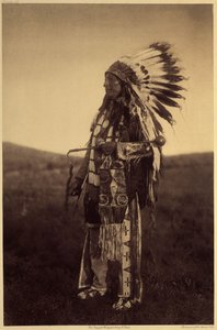 Gavião-alto. Vestidos de guerreiro para uma grande ocasião: camisa de couro, leggings, mocassins, bainha de cachimbo (todos bordados com piques de porco-epic), touca de guerra com penas de águia, bastão com cabeça de pedra, com um couro cabeludo. Exercício de Edward Sheriff Curtis