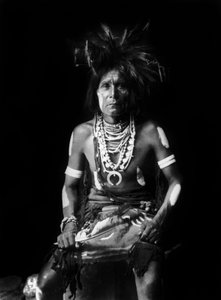 Índio Hopi, usando um Naja ao pescoço, foto de Edward S. Curtis, c. 1921 de Edward Sheriff Curtis