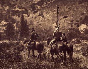 Em Black Canon. O Apsaroke, sem ser exclusivamente habitantes das montanhas, sempre adorou as colinas, preferindo prados monótonos... a sombra das florestas e dos rios límpidos. A fotografia ilustra o costume de usar uma faixa de cabeça atrás da cabeça ou  de Edward Sheriff Curtis