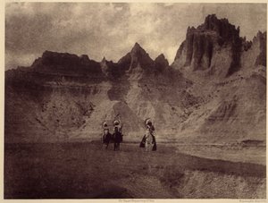 Nas Badlands. Esta incrível imagem foi feita em Sheep Mountain, na Reserva do Pine Rige, Badlands, Dakota do Sul. Foto tirada do volume 3 da enciclopédia de Edward S. Curtis (1868-1952) sobre os índios norte-americanos, com um prefácio de Theodore Roosevel de Edward Sheriff Curtis