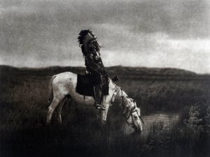 guerreiro indiano cavalgando na planície de Edward Sheriff Curtis