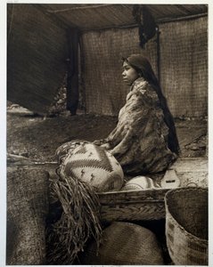 Índios da América: uma jovem índia, filha do chefe da tribo Skokomish de Edward Sheriff Curtis