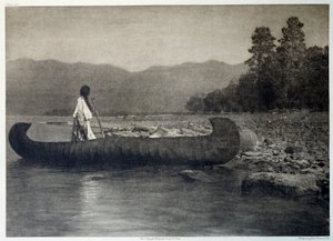 Índios da América: um índio num barco de canoa no Lago Flathead do sul, Montana de Edward Sheriff Curtis