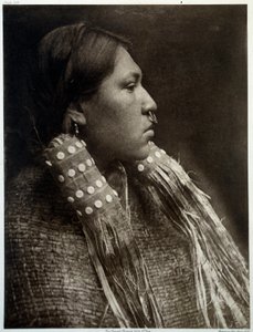 Índios da América: retrato de uma rapariga indiana a usar um piercing no nariz