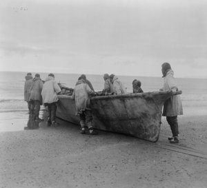Nativos americanos lançando um barco de baleia no Cabo Príncipe de Gales, Alasca, c.1929 (foto a p/b) de Edward Sheriff Curtis