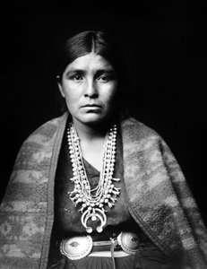 Mulher navajo usando colar de flor de abóbora prateada, cinto concho, manta drapeada sobre ombros, c. 1904, foto Edward S. Curtis de Edward Sheriff Curtis