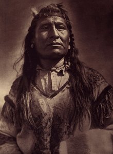 Novo Peito, Piegan Indiano. Foto tirada do volume 6 da enciclopédia publicada por Edward S. Curtis (1868-1952) sobre os índios da América do Norte, com um prefácio de Theodore Roosevelt. Entre 1907 e 1930, foram publicados 20 volumes. de Edward Sheriff Curtis