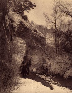 Passando o penhasco, cenário de Inverno. Índios Apsaroke cavalgando ao longo de um penhasco na neve no rio Pryor, Montana. Foto tirada do volume 4 da enciclopédia publicada por Edward S. Curtis (1868-1952) sobre os índios da América do Norte, com um prefác de Edward Sheriff Curtis