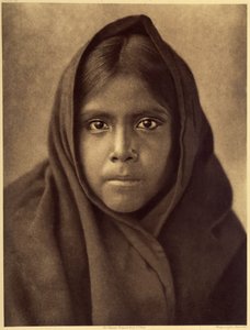 Qahatika girl. A jovem Qahatika girl. Estes índios do deserto vivem a cerca de 60 quilómetros da Reserva de Pimas (Arizona). Foto tirada do volume 2 da enciclopédia de Edward S. Curtis (1868-1952) sobre os índios norte-americanos, com um prefácio de Theodo de Edward Sheriff Curtis