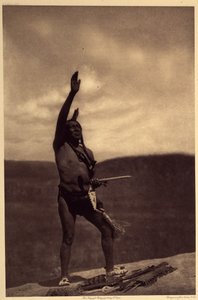 Invocação de Sioux. Os santuários são na maioria das vezes grandes rochas rolantes de pedra ou outras rochas que [...] foram carregadas com um significado mítico. Sacerdotes e senhores da guerra foram lá para invocar a ajuda de poderes sobrenaturais. O gra de Edward Sheriff Curtis
