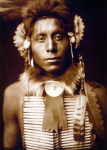 Águia Sentada, Homem Corvo, c. 1905, foto Edward S. Curtis de Edward Sheriff Curtis