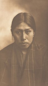 Mulher Suquamish, 1899. de Edward Sheriff Curtis