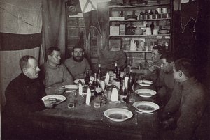 Os Homens, jantar do Dia do Solstício de Inverno, Expedição Antártica Britânica, Cabo Evans, 22 de junho de 1912 (foto p - b) de Edward W. Nelson
