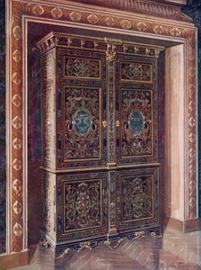 Armário em Ébano com Inserções de Latão Gravado e Metal Branco. Montagens de Ormolu perseguidas. O monograma real de inverteu L&39;S dentro dos medalhões ovais do azul de turquesa. Boulle. Projetado por Jean Berain de Edwin John Foley