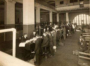 Imigrantes registrados no Main Hall, Estação de Imigração dos EUA, 1902-10 de Edwin Levick