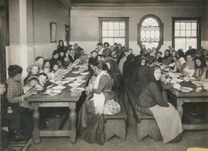 Imigrantes serviram uma refeição gratuita na Ilha Ellis, c.1906 (foto a p/b) de Edwin Levick