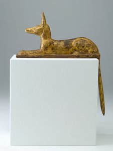 Anubis na forma de um chacal de reclinação, 26a-25a dinastia, período atrasado, 715-525 aC (madeira com gesso e dourado)