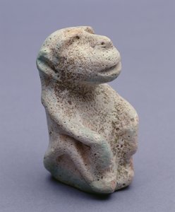 Estatueta de Babuíno, do Templo de Hierakonpolis, Depósito Principal, início do período dinástico, 1ª-2ª dinastia (faiança vidrada) (ver também 113908)