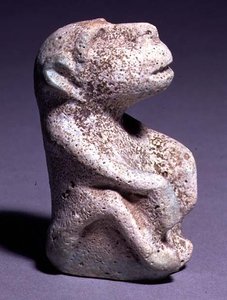 Estatueta de Babuíno, do Templo de Hierakonpolis, Depósito Principal, início do período dinástico, 1ª-2ª dinastia (faiança vidrada) (ver também 282581)