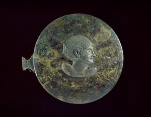 Espelho de bronze fundido com busto helenístico de mulher em relevo, 100 aC - 100 dC (bronze fundido com decoração incisa)