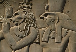 Detalhe de um relevo, pedra Bastet e Horus