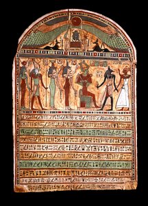 Antiquite egípcio: estela funerária de um sumo sacerdote: Osíris acolhe o falecido presente em Anúbis, atrás dele as deidades Ísis, Neftis (Neftis ou Neftis), Horus, Hathor. Século III-2 a.C. Turim, museu egípcio - Antiguidades egípcias: estela funerária de Egyptian
