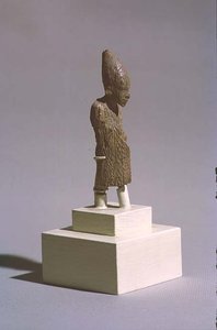 Figura de um rei usando a Coroa Branca do Alto Egito e o manto do festival de Sed, do Templo de Osíris, Abidos, período dinástico inicial, c.3000 aC (ver também 23814)