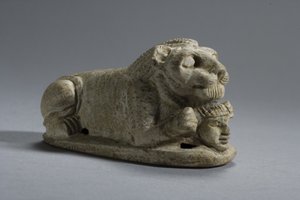 Tampa de um leão reclinado segurando uma cabeça, Napata-Meroe, Nubia superior (esteatita)
