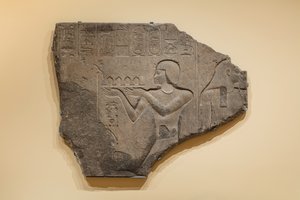 Alívio com Ptolomeu II fazendo uma oferenda a um deus, 285-246 a.C. (Granito) de Egyptian