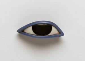 Olho direito de um caixão antropóide (vidro obsidiano, cristalino e azul) de Egyptian
