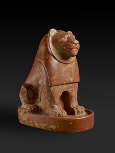 Estatueta de um Leão sentado em um plinto, do recinto do templo em Hierakonpolis, egípcio, protodinástico tardio, fim do Antigo Império, c.2700-2200 aC (cerâmica)