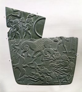 A paleta do campo de batalha, retratando cativos e mortos vítimas de batalha, este último predado por animais selvagens, tardio pré-dinástico à 1ª dinastia, c.3100 aC (xisto cinzento)