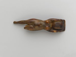 Prato de toalete realizado por uma figura de uma mulher flutuando, de Saqqara