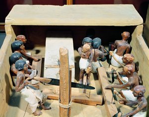 Modelo funerário de uma oficina de carpintaria, do túmulo de Meketre, Vale dos Nobres, Reino Médio, c.2000 aC (madeira pintada)