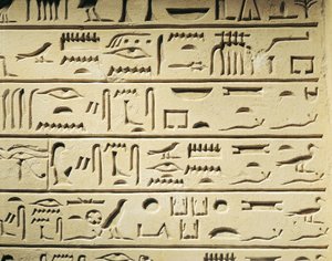 Estela funerária do Majordomo Khentekhtayaun, hieróglifos que relatam a lista de parentes do falecido de Egyptian 12th Dynasty