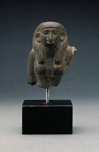 Cabeça e ombros de uma mulher de uma estátua de grupo, provavelmente um díada funerária, Reino do Meio (basalto) de Egyptian 12th Dynasty