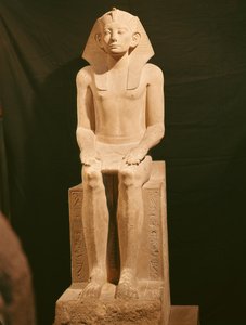Estátua sentada de Amenemhat III (1843-1798 aC) (calcário)