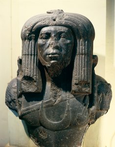 busto de Amenemhat (Amenemhet) III ((Nimaat Re ou Ammenemes III), representando como sacerdote, de Fayum, Reino Médio, Dinastia XII
