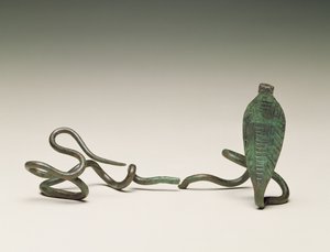 Varinha em forma de uraeus, do túmulo 5 do Ramesseum, Tebas, Middle Kingdom, 1773-1650 aC (liga de cobre)