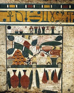 Pormenor de painel de madeira rebocado e pintado com amontoado de ofertas funerárias, do sarcófago de Ibi de Egyptian 17th Dynasty