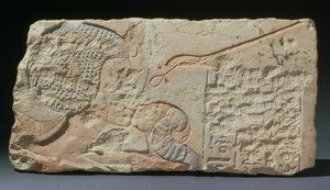 Um beijo, um alívio da rainha Nefertiti beijando uma de suas filhas, de Hermopolis, New Kingdom, Amarna Period (calcário pintado)