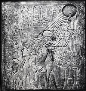 Akhenaten (Amenhotep IV) faraó herege, reinou de c150 aC, aqui com Nefertiti e suas duas filhas oferecendo presentes ao Sol. Alívio originalmente no Templo do Sol, Tebas. Roupas de linho de Egyptian 18th Dynasty