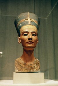 Busto da rainha Nefertiti, vista frontal, do ateliê do escultor Thutmose em Tell el-Amarna (calcário pintado) (ver também 114018-20)