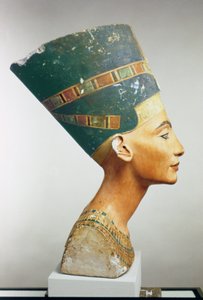 Busto da rainha Nefertiti, vista lateral, do estúdio de Thutmose em Tell el-Amarna (calcário pintado) (ver também 114018 e 114019)